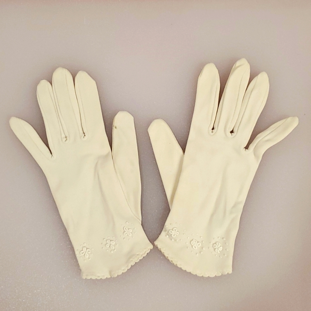 Vintage child size ivory cream gloves 1st Communion Confirmation dress